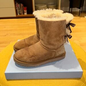 BOW UGGs